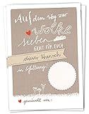 DAS BEKOMMST DU: Freue dich auf ein liebevoll illustriertes Hochzeitsspiel mit 50 Ballonflugkarten. Die Ballonkarten aus 170 g Recyclingpapier im A6 Format lassen sich leicht selbst bedrucken und beschriften. Die Karten sind mit 2,5g sehr leicht. Wichtig ist, Ballons mit min. 25 cm Durchmesser und einer dafür hergestellten, leichten Schnur zu verwenden (Herstellerempfehlung beachten).