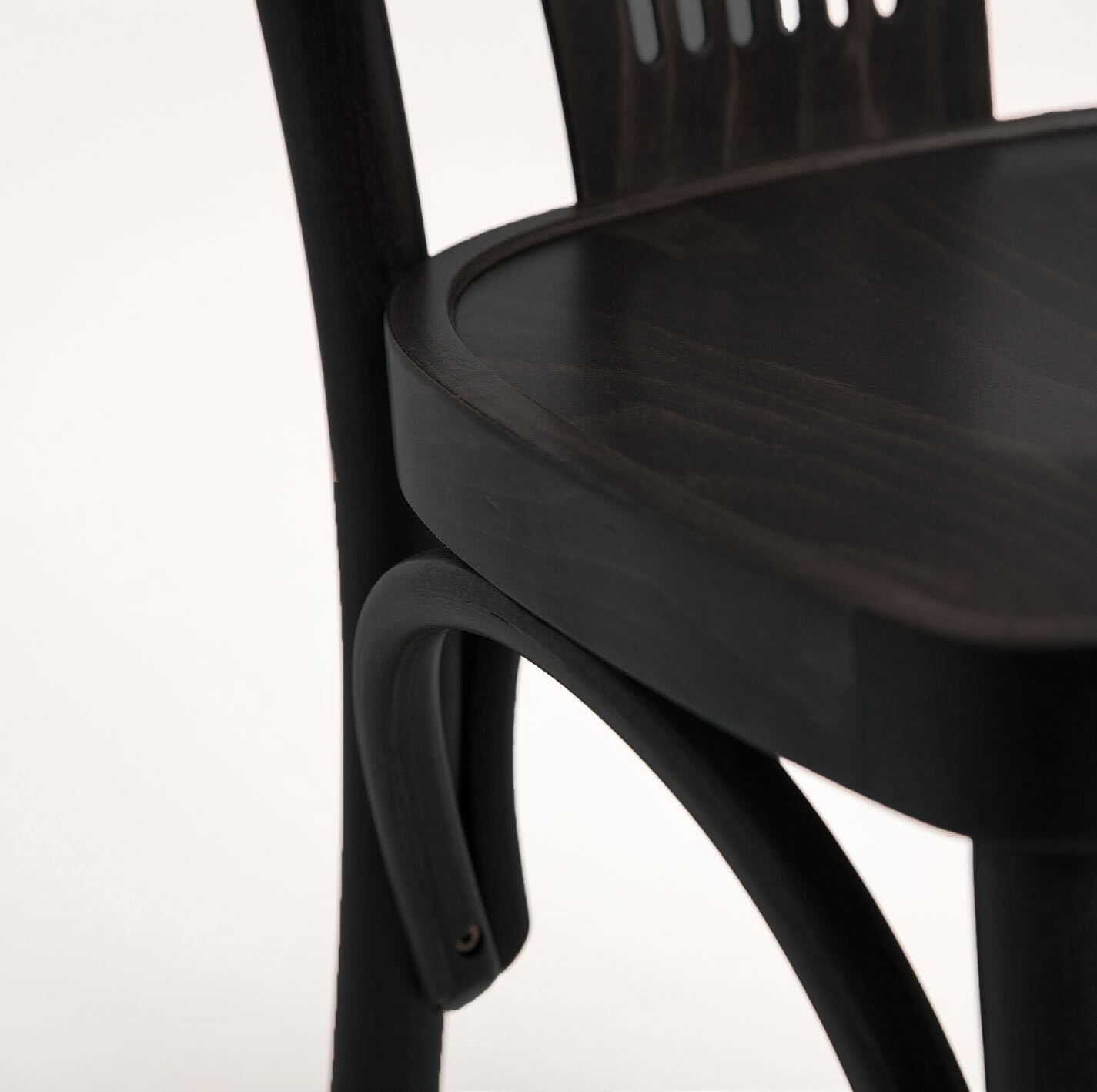 METRO Professional Restaurant-Stuhl Lyra, 2er Set Esszimmerstühle, Buchen-Holz, 44 x 49 x 80 cm, 110 kg Tragkraft, mit Kunststoffgleitern, Wenge