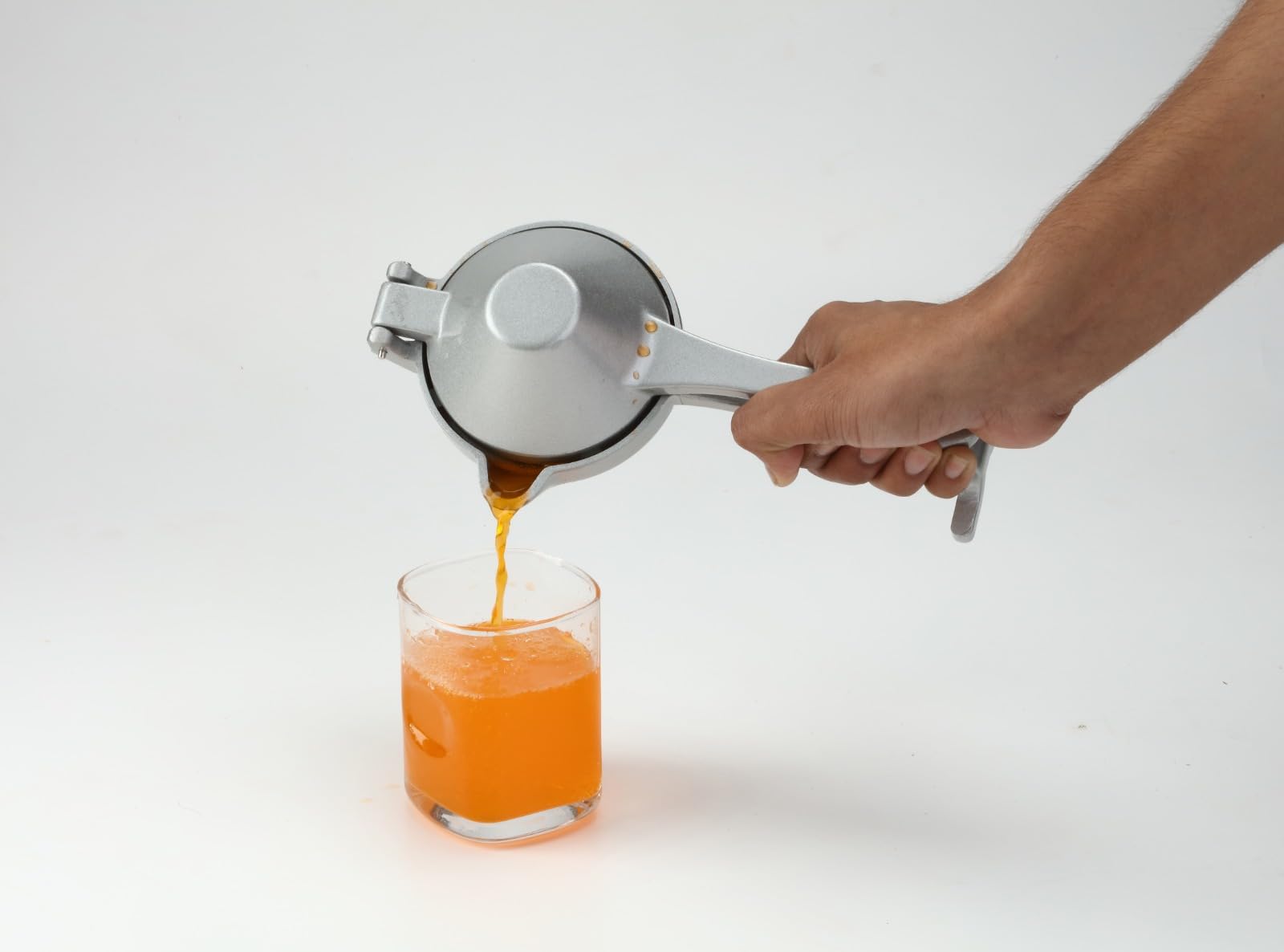 Exprimidor de mano | Exprimidor manual de aluminio | Agarre ergonómico para una extracción eficiente de jugo de cítricos y otras frutas | Compacto duradero fácil de usar y limpiar | Pesado 360 gramos