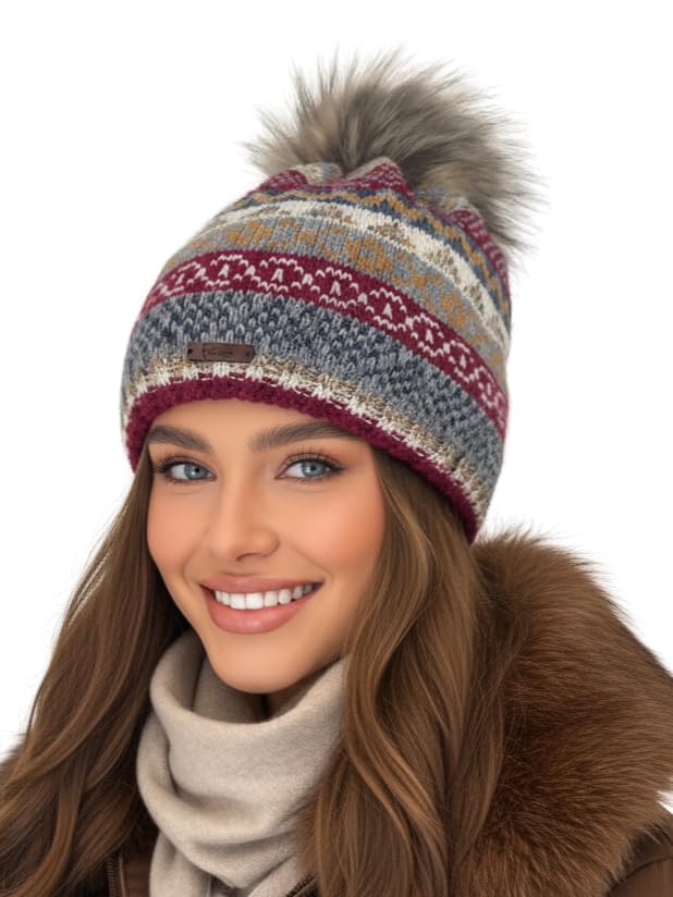 Baesics Wintermütze Weinrot mit Muster Damen Herren – Gefütterte Bommelmütze mit Kunstfell Pompon, Strickmütze Beanie Stil, Made in EU, One Size, Warm & Elastisch mit...