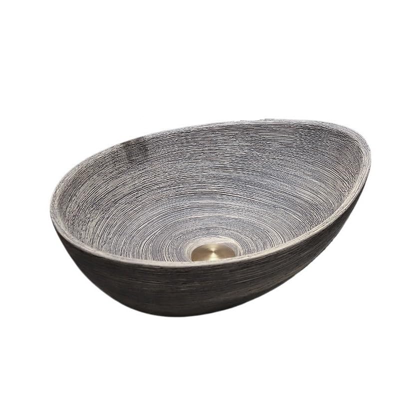 Lavabo de cerámica vintage sobre encimera con grifo y desagüe para baño