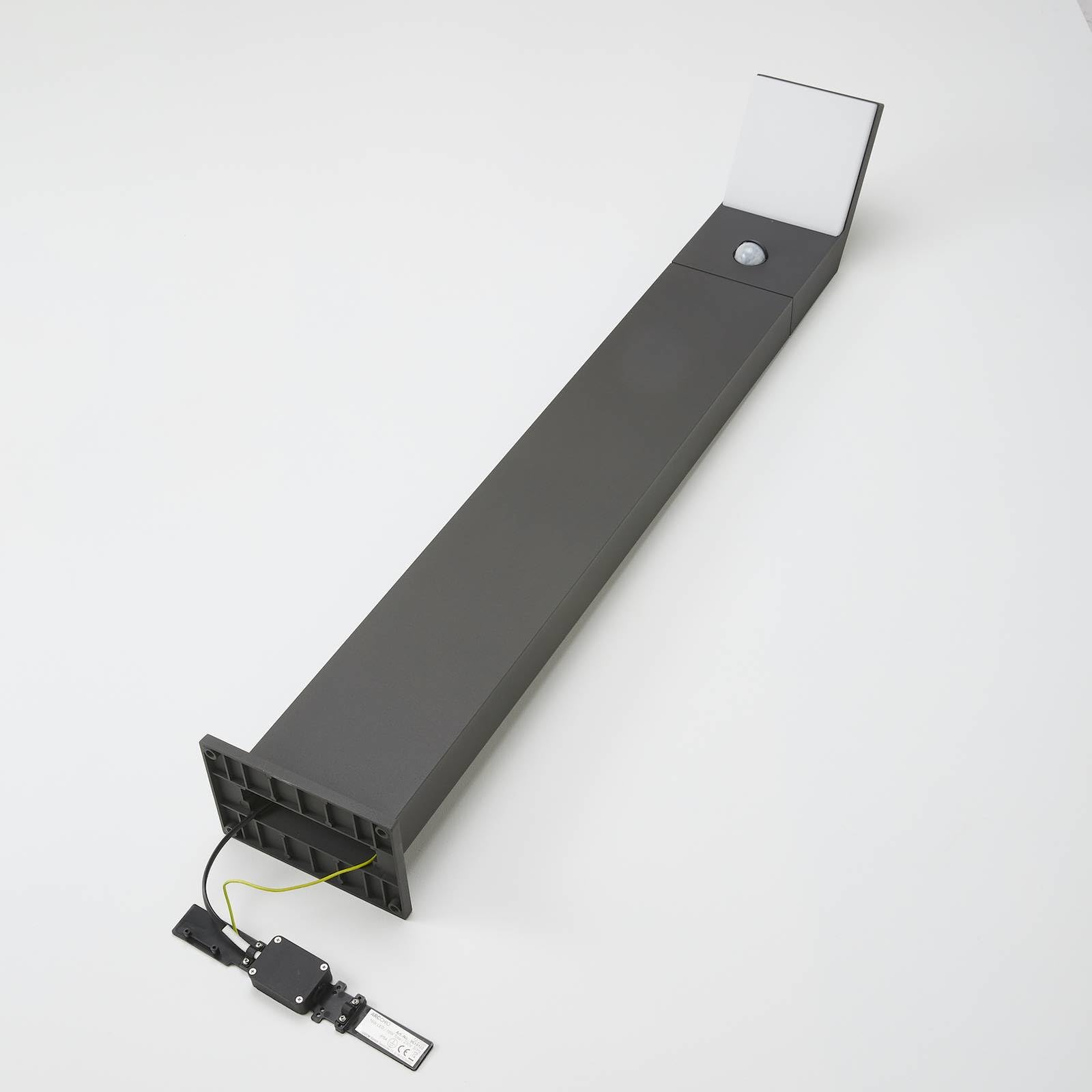 Arcchio LED Außenleuchte Yolena mit Bewegungsmelder (spritzwassergeschützt (Modern) in Schwarz aus Aluminium (1 flammig,) - Wegeleuchte Pollerleuchte Wegelampe Sockelleuchte