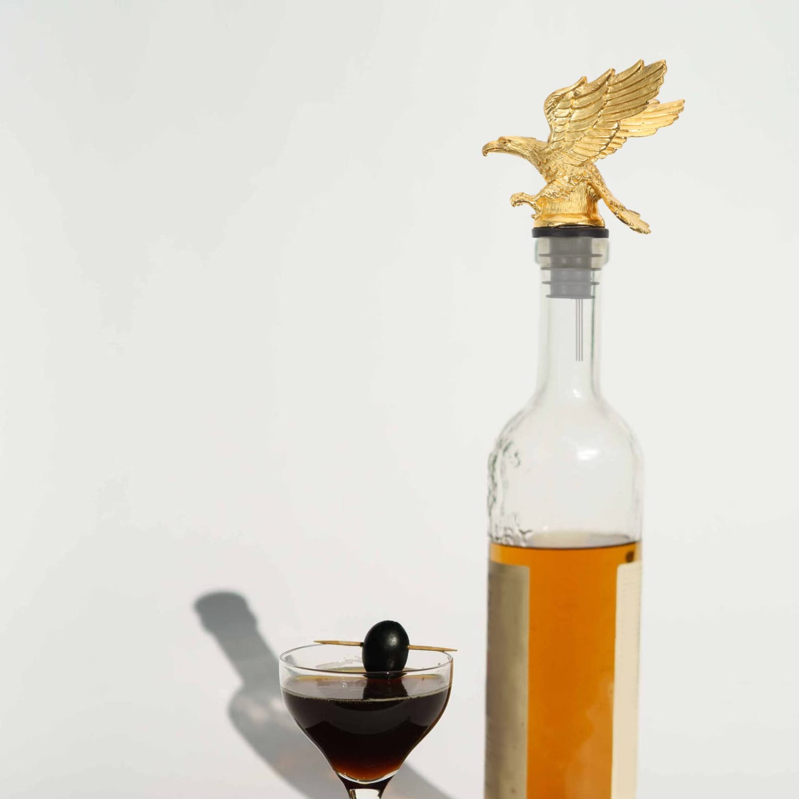 Hemoton Wine Pourer Spout Alloy Eagle Wine Bottle Stopper Pourers Animal Wine Aerator Wine Purifier for Christmas New Year Golden