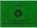 Ausweis Freiwilliger Helfer der Deutschen Volkspolizei. Hier handelt es sich um einen Ausweis der DDR, der Ausweis ist zum Glück noch nicht beschrieben (blanco). Wer mag kann dieses Dokument selbst ausfüllen oder für einen anderen (eignet sich sehr gut als Geschenk). Für jeden Sammler ein absolutes Muss. Der Ausweis ist grün und hat 4 Seiten. Helfer der Volkspolizei Ausweis DDR Artikel