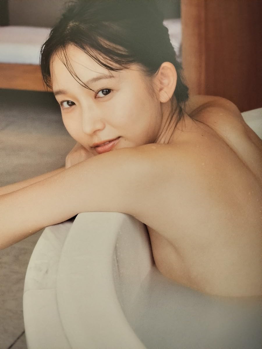 Amazon.co.jp: 直筆サイン入り志田音々 写真集 『 ねぇね 』 : おもちゃ