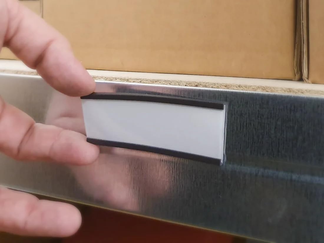 10 metri lineari di profili magnetici al metro per scaffalature o superfici metalliche. Profili di tipo C di qualità industriale. Etichette magnetiche larghezza 30 mm. Vendita su una striscia di 10
