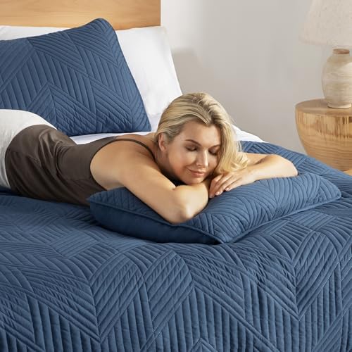 Exclusivo Mezcla California King Quilt Bedding Set, Lightweight Navy Blue Oversized King Bedspreads Soft Modern Geometric Coverlet Set for All Seasons (1 Quilt and 2 Pillow Shams)