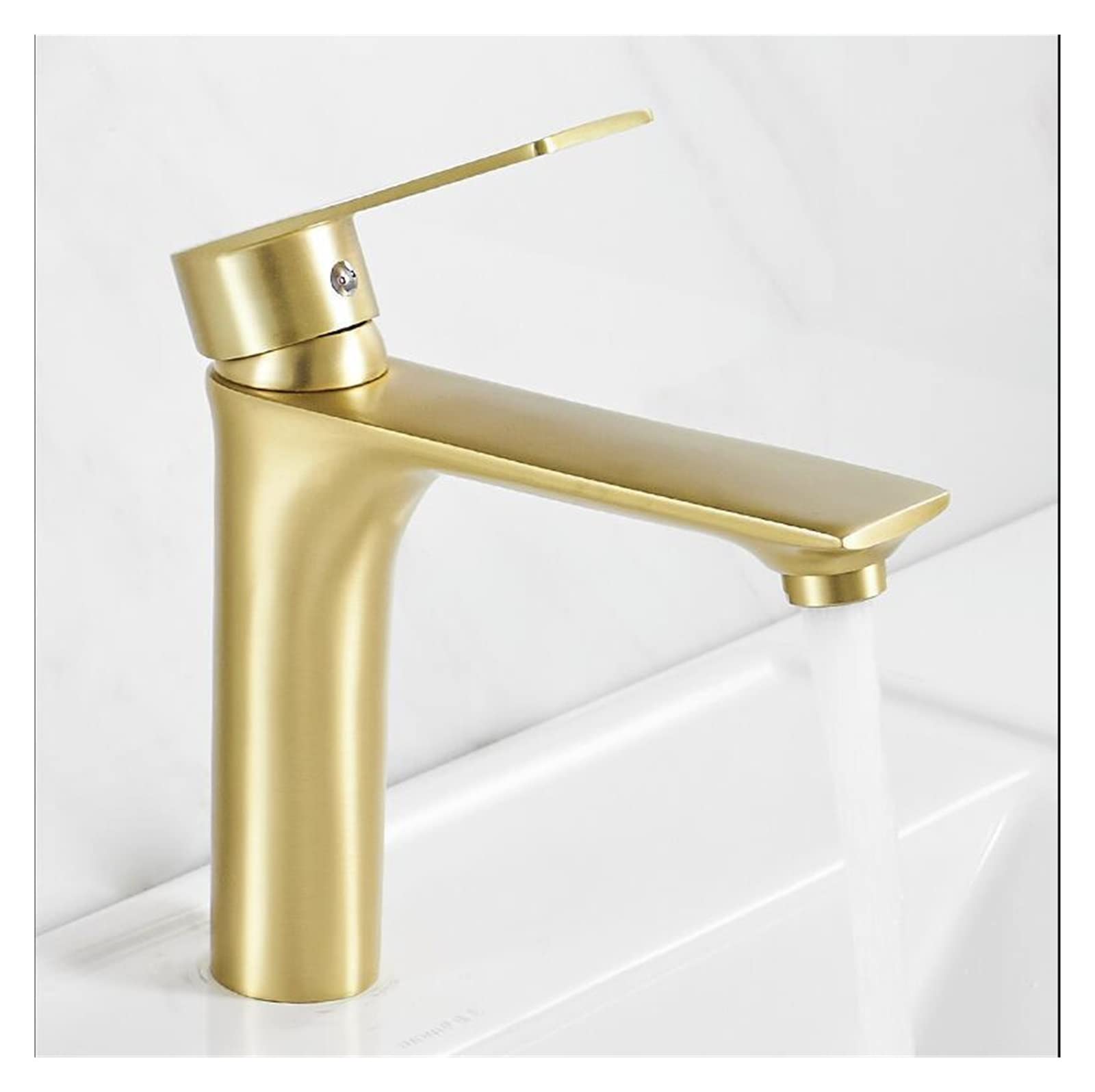 Robinet d'évier doré brossé en laiton chic pour une cuisine raffinée