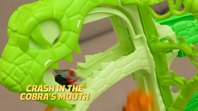 Amazon.com: Monster Jam Mini Jams, Cobra's Crazy Escape 28