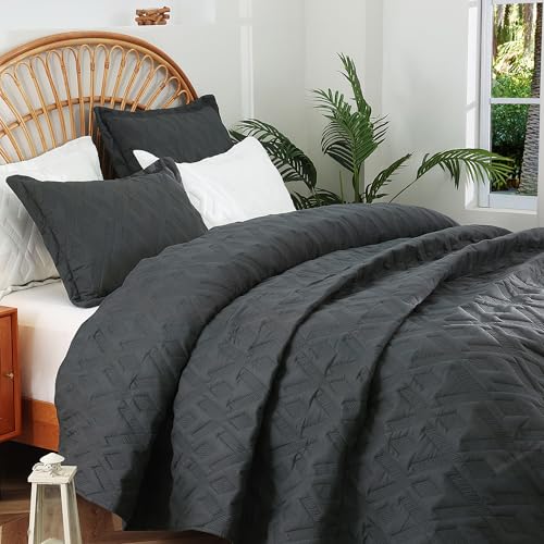 Image of EVENHUG Quilt Set King Size Soft Lightweight Bedspreads with 2 Pillow Shams Reversible Bedding Coverlets for All Seasons 3 Piece (106 inchx96 inch)