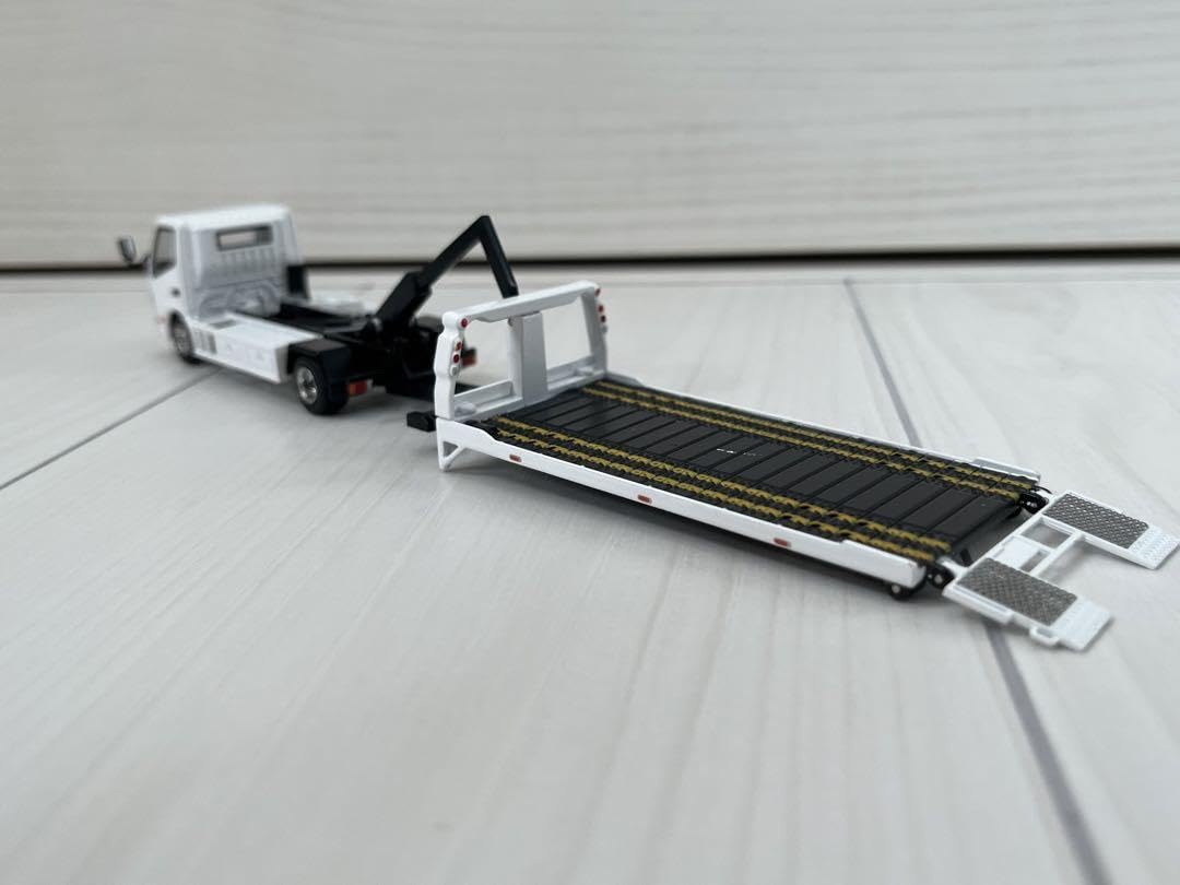 Amazon.co.jp: 1:64 HINO 300 フラットベッド 積載車 ミニカー : おもちゃ