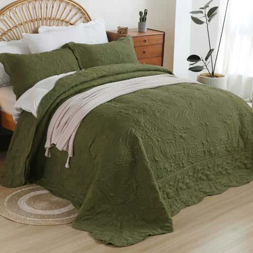 Image of EVENHUG Oversized King Quilt California King Size Lightweight Bedding Set Reversible Bedspread Coverlets for All Seasons 3 Piece (Olive Green 120 inchx120 inch)