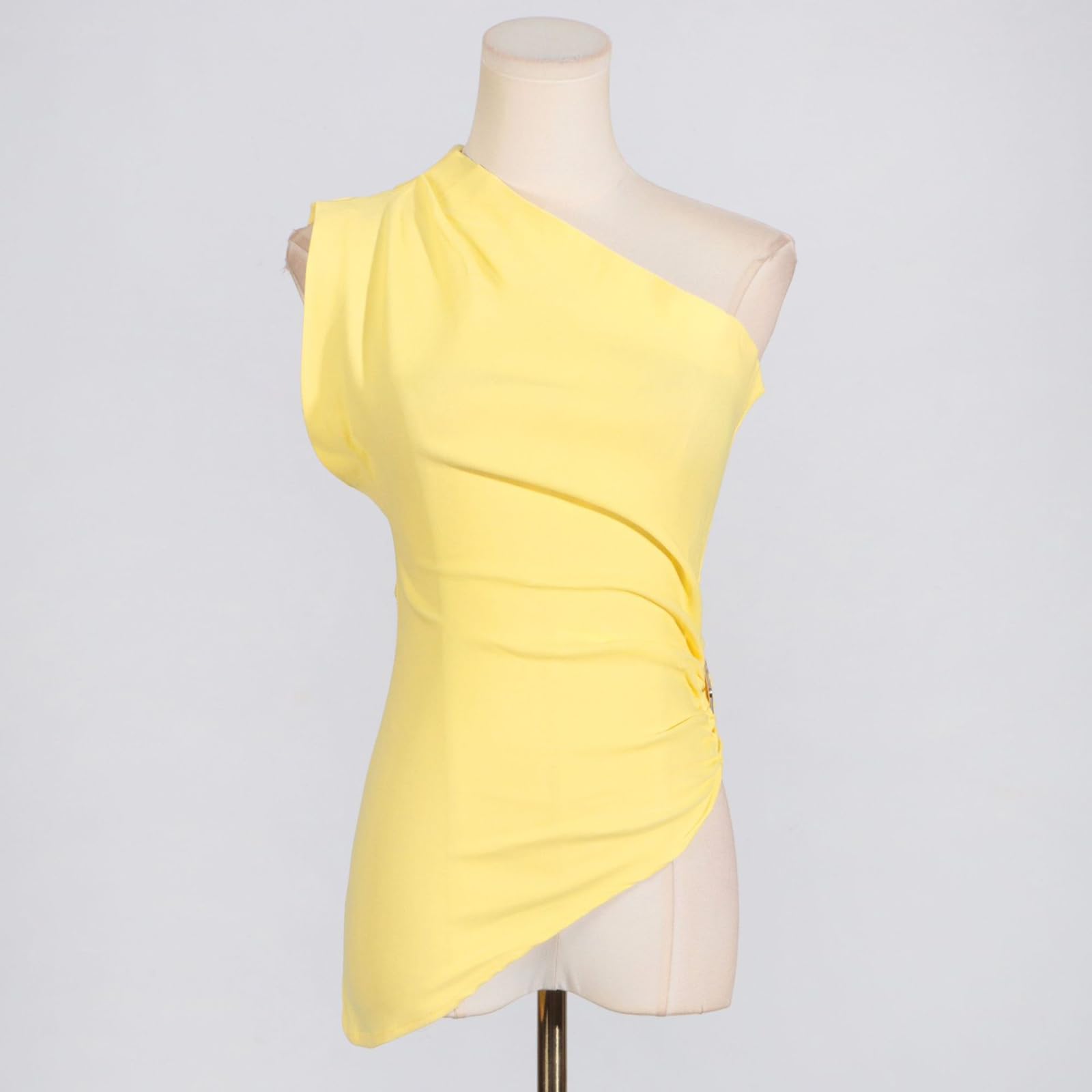 Top à une épaule pour femmes Sans manches Coupe ajustée Ourlet irrégulier solide Boucle en métal Chemise de sortie