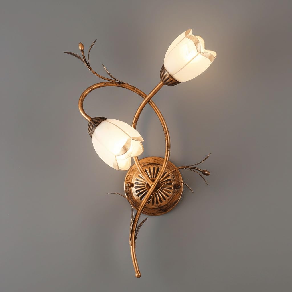 Aplique de pared forjado con flores y tulipanes de vidrio opalino para salon rustico