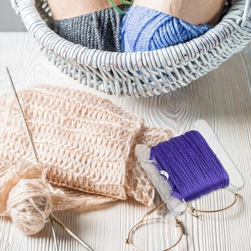 Bobines de fil de couture bien triées sur ce support acrylique