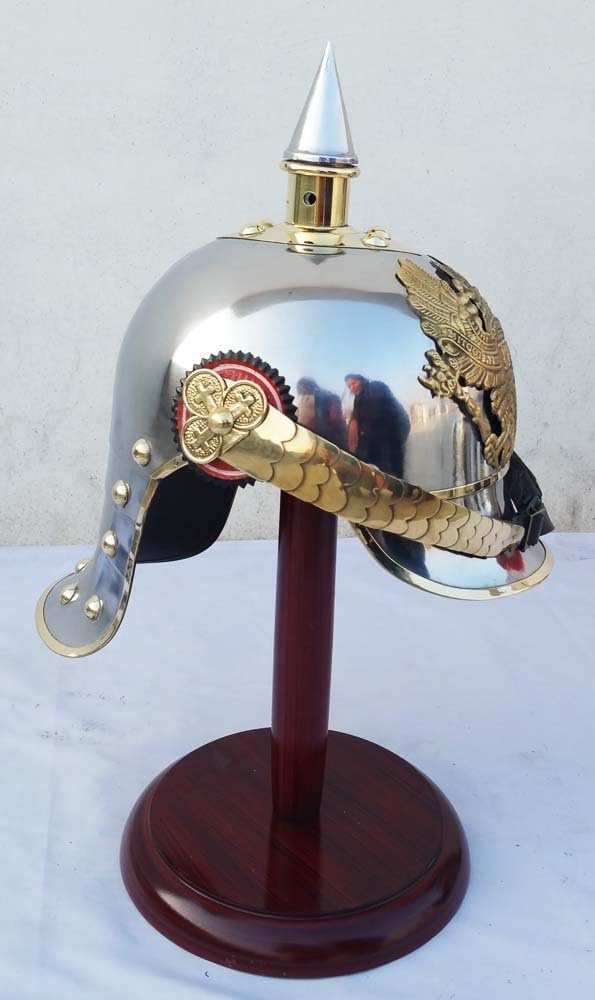 Replica del casco prussiano tedesco in acciaio e ottone Pickelhaube Casco da ufficiale militare a punta