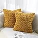 decorUhome Lot de 2 housses de coussin décoratives en fausse fourrure jaune moutarde avec motif rose 3D pour canapé, 45 x 45 cm