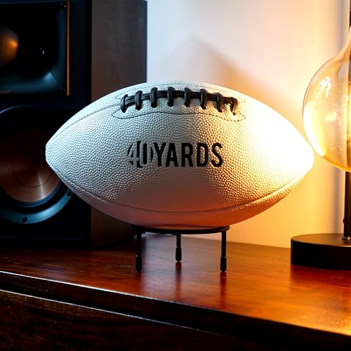 40YARDS American Football Standfuß / Ballständer aus Metall – 3-Bein Halterung Ø10 cm, Mattschwarz – Rutschfest mit Gumminoppen – Ballhalter auch für Fußball, Basketball, Handball, etc.