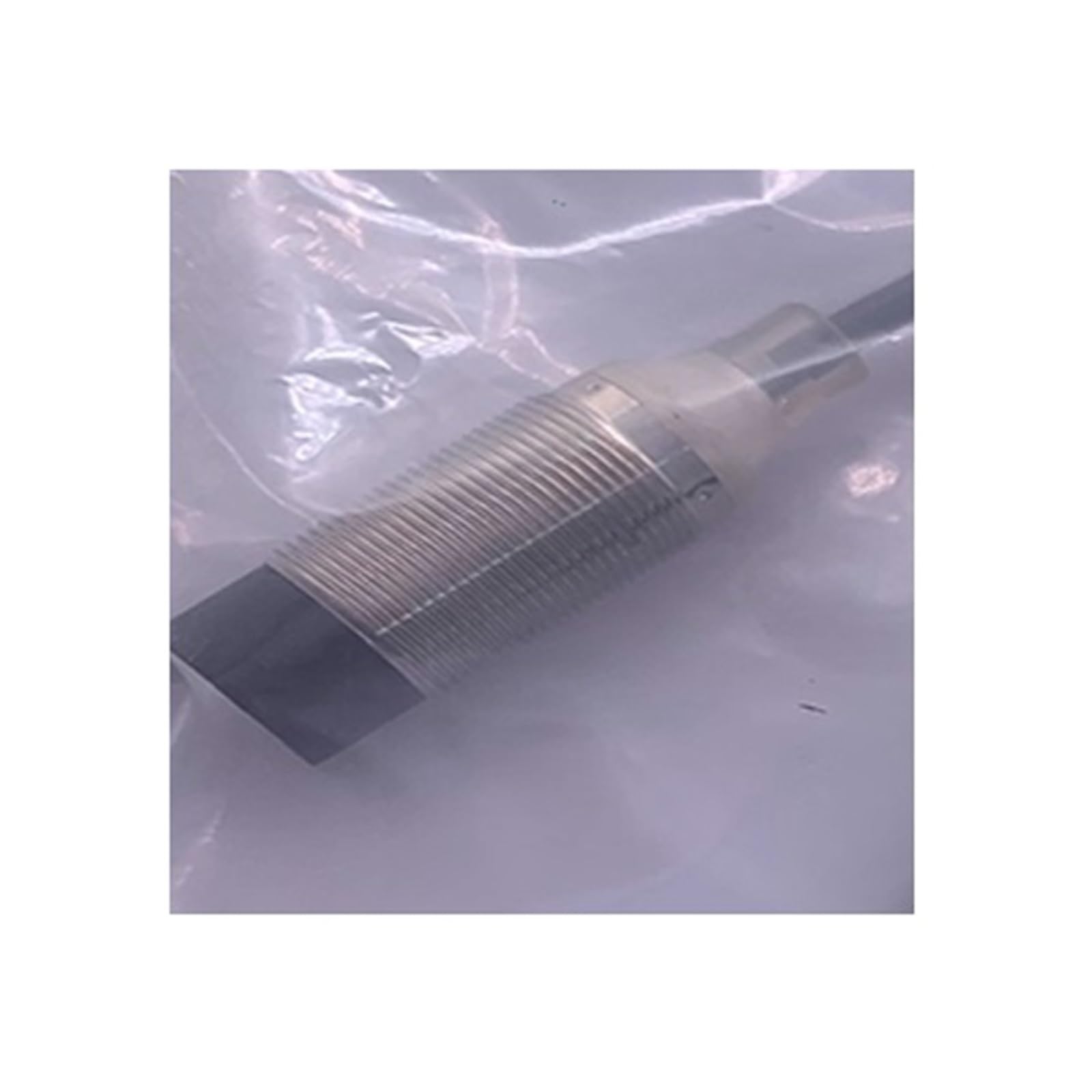 Capteur E2B-M18KN10-WZ-B1 résistant pour milieux industriels humides