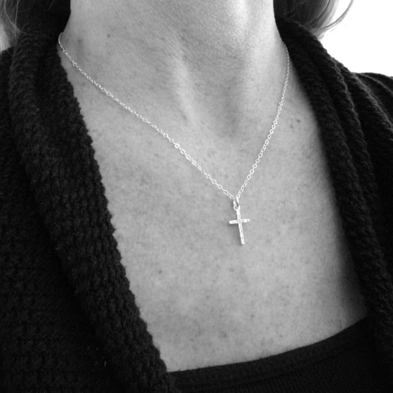 Collar con cruz de plata de ley 925 antialérgico con cadena duradera 3