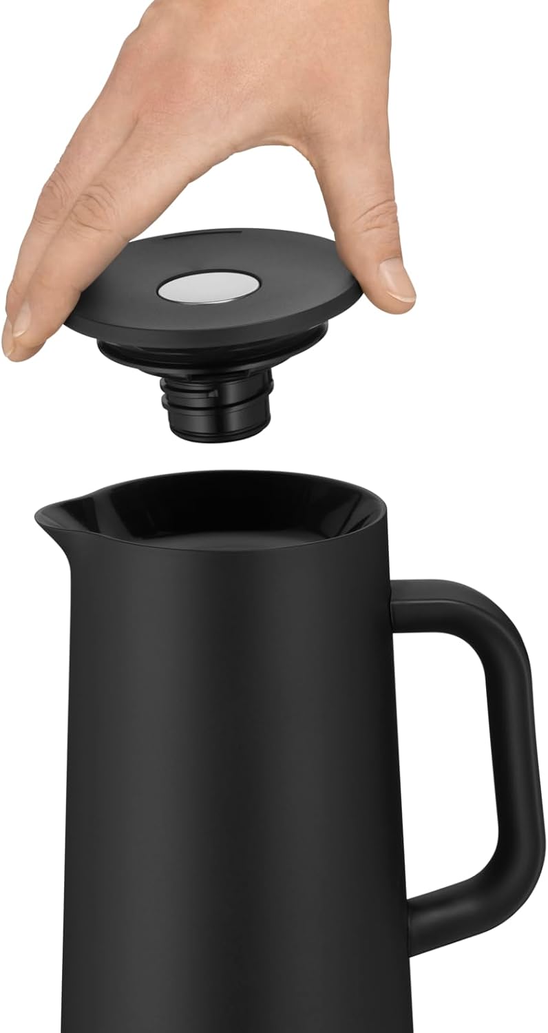 A hand lifting the lid off the WMF Impulse flask.