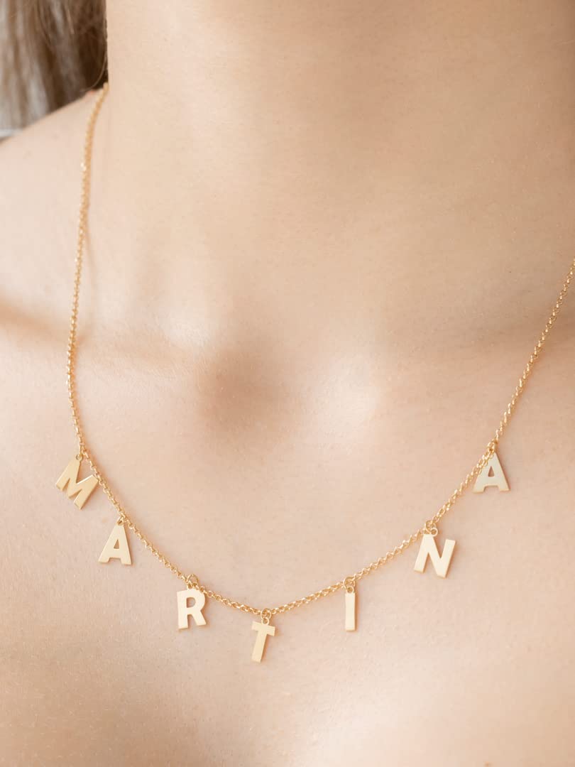 Colgante con Iniciales Personalizado - Colgante de Plata con Letras Bañada en Oro y Cadena Forzada en 45cm + 3cm de Alargador – Collar de Plata Hasta 12 Iniciales - Cadena Ajustable