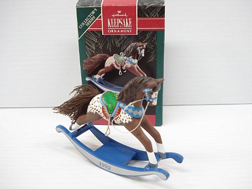 Caballo balancín Hallmark Adorno 1992 para decorar una Navidad clásica y familiar