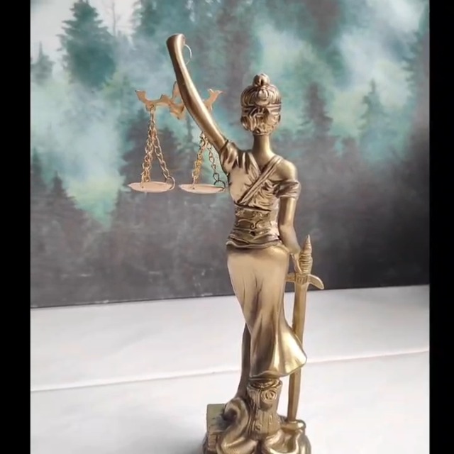 Lady Justice Desk Statue - Hars Tafelblad Beeldje