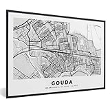 Livré avec un cadre : le poster est livré avec un cadre en plastique noir. Le plastique du cadre a une texture bois (fine), ce qui lui donne un look classique et indémodable.