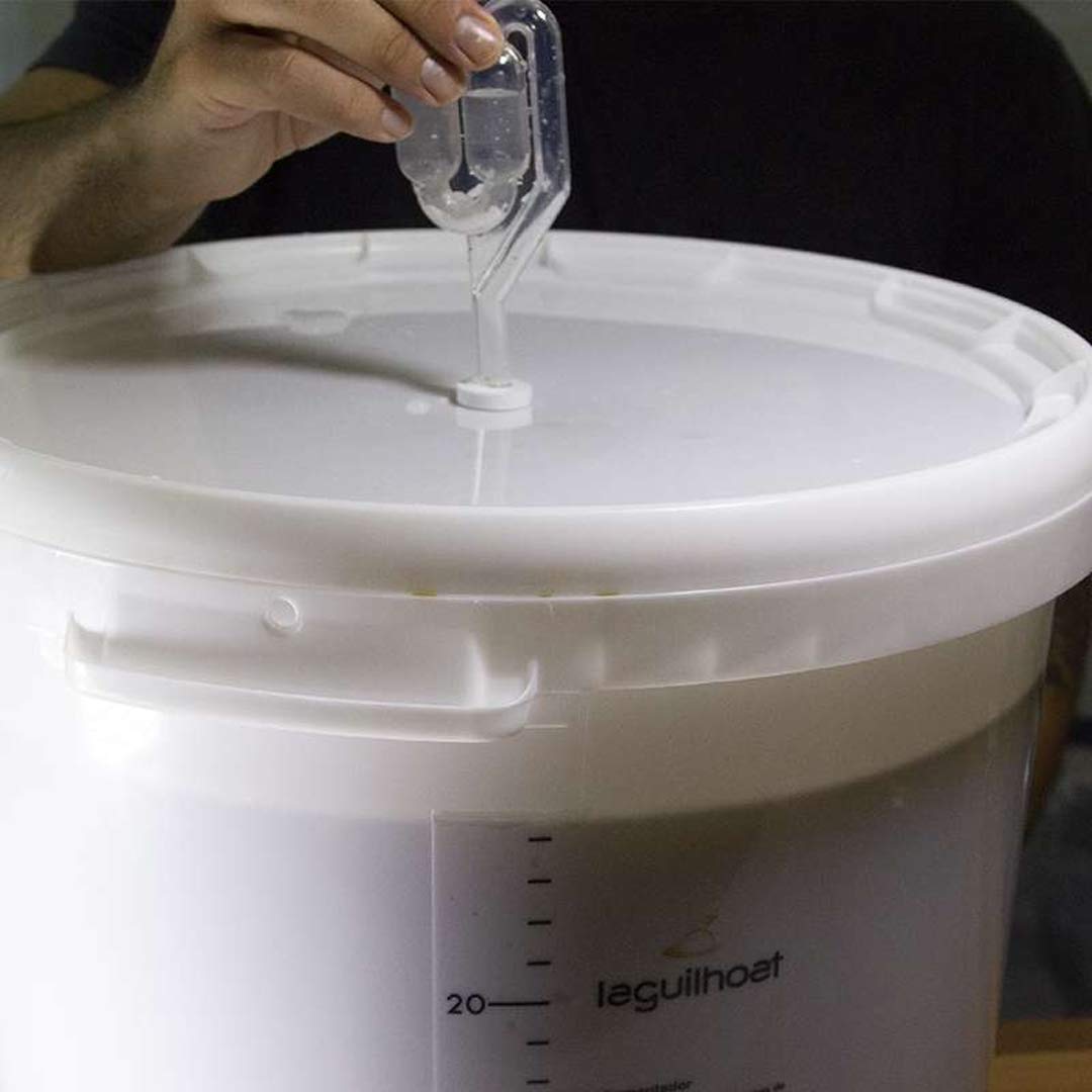 Cocinista Kit Cerveza Artesanal Casera 30 L con Malta y Levadura Incluidas Fermentador con Grifo Antisedimento, Airlock, Chapador y 100 Chapas Guía en Español para Fermentar y Embotellar