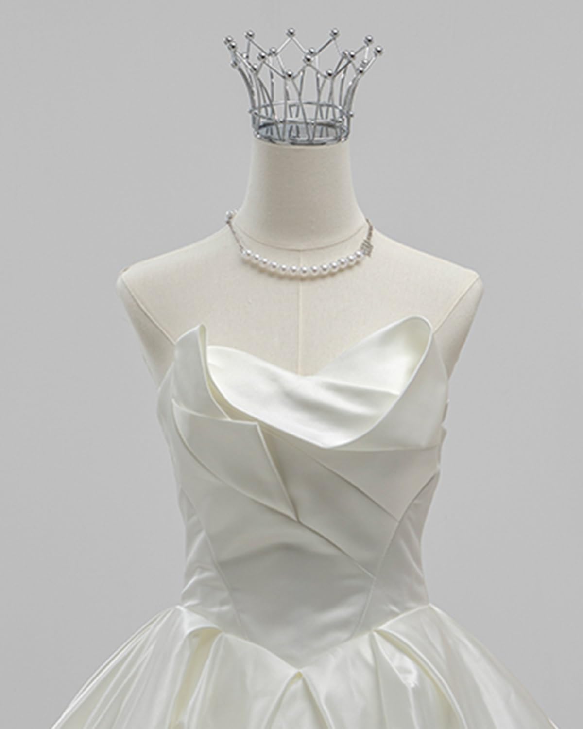 Mannequin robe de mariée argentée pour valoriser les robes sans froisser le tissu