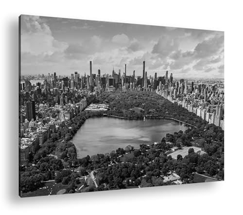 Ein Blick über den Central Park,eingebettet in die mächtige Skyline von New York,bei strahlendem Himmel.Format: 100x70 cm Effekt:Schwarz&Weiß als Leinwandbild,Motiv auf Echtholzrahmen,Digitaldruck