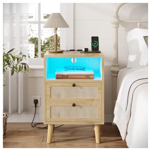 AOGLLATI 1er Set Rattan Nachttisch mit USB-Ladestation & LED-Beleuchtung Nachtschrank mit Steckdose Beistelltisch mit 2 Schublade Holznachttisch Nachtkommode Nachtkonsole Sofatisch - mit Steckdose
