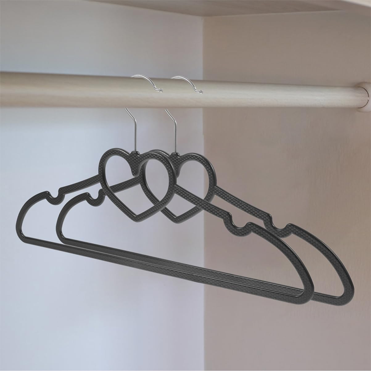 Grucce a Cuore Nere Antiscivolo 20 Pezzi in Plastica | Formato 40x23x0, 6cm, Set Riutilizzabile, Design Salvaspazio per Guardaroba