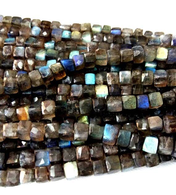 Labradorite naturelle facettée en cubes de 5-7 mm pour création de bijoux de qualité AAA
