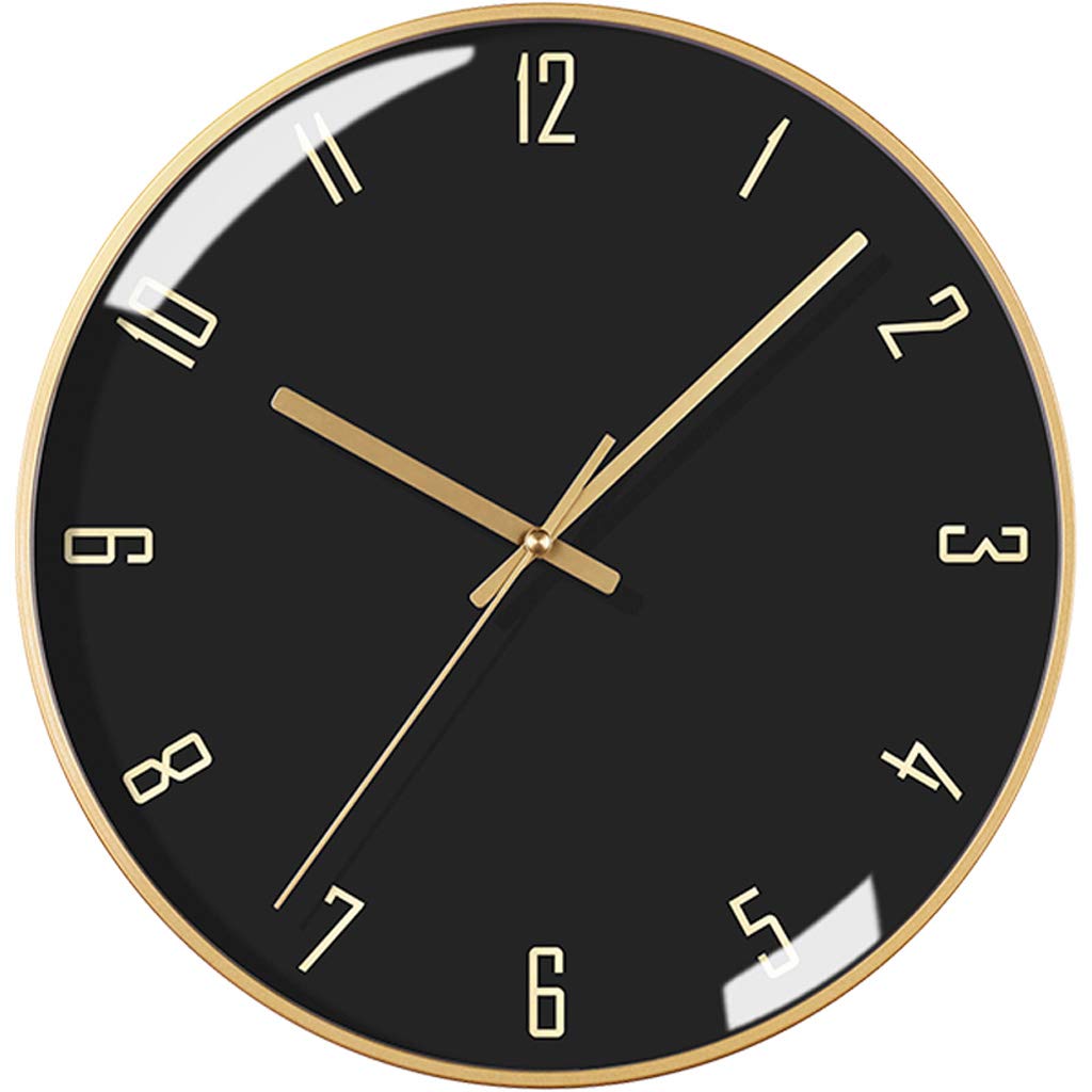 Horloge murale silencieuse moderne noire et dorée pour un salon contemporain épuré