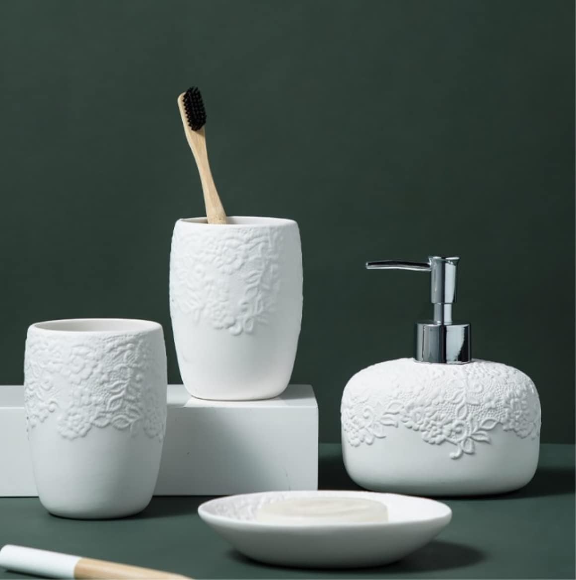 Juego de accesorios de baño – Juego de accesorios de baño de cerámica de diseño moderno – 4 piezas con detalles decorativos