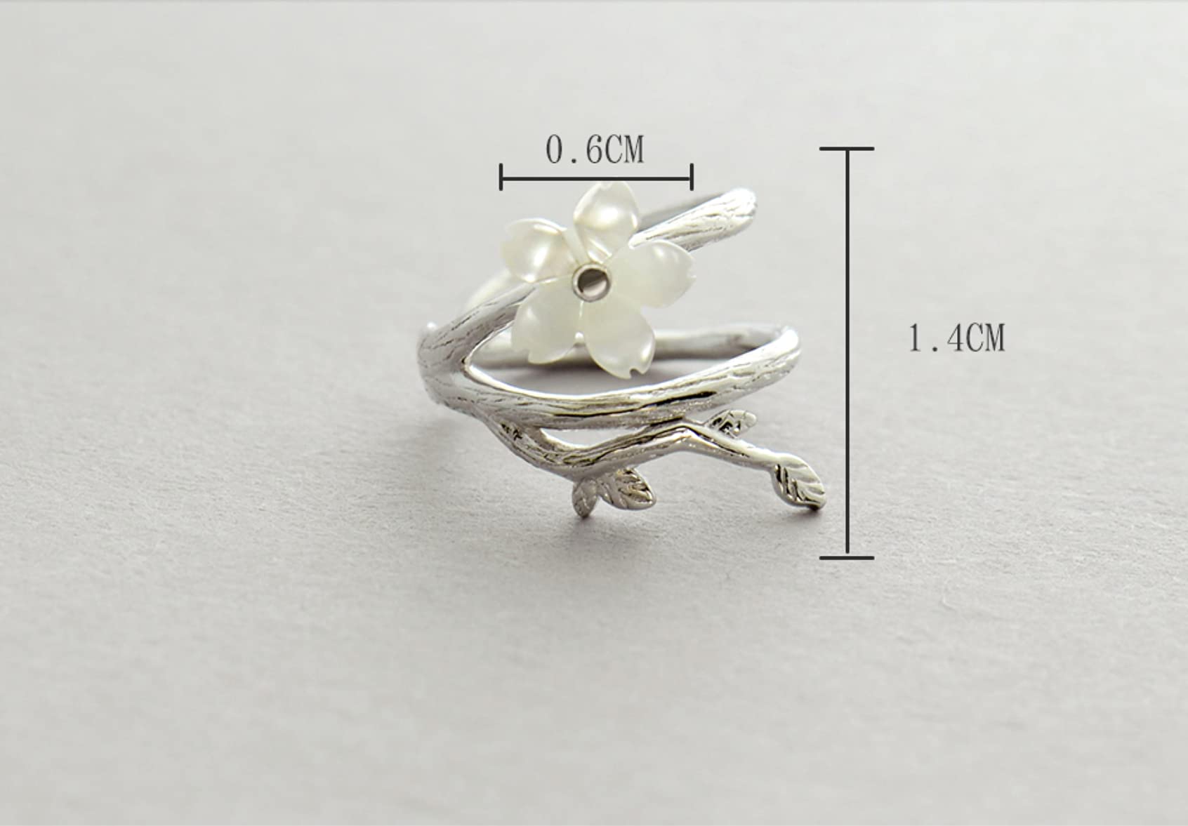 LOKILOKI Orecchini A Clip in Argento 925 con Fiore di Ciliegio Bianco Orecchini A Polsino Rotondo con Fiore Senza Piercing per Donna Elegante Gioielleria Fine