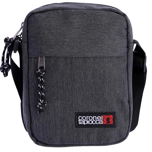 Coronel Tapiocca Bolso para Hombre Bolso Bandolera Urban Casual con Solapa Bolsillos y Cremallera Denim 17.5x22x5.5 cm Negro Coronel Tapiocca Bolso para Hombre Bolso Bandolera Urban Casual con Solapa Bolsillos y Cremallera Denim 17.5x22x5.5 cm Negro
