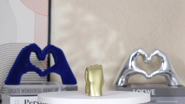 Estatua decorativa mano con corazón blanco miniatura 7