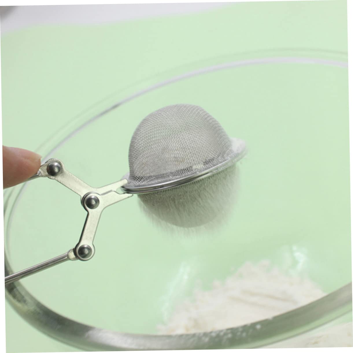 GRIRIW 4pcs Stainless Steel Flour Strainers Handheld Sifters for Even Powder Distribution for Baking Flour Powdered Sugar Cocoa and Almond Powder Kitchen Essential Tool