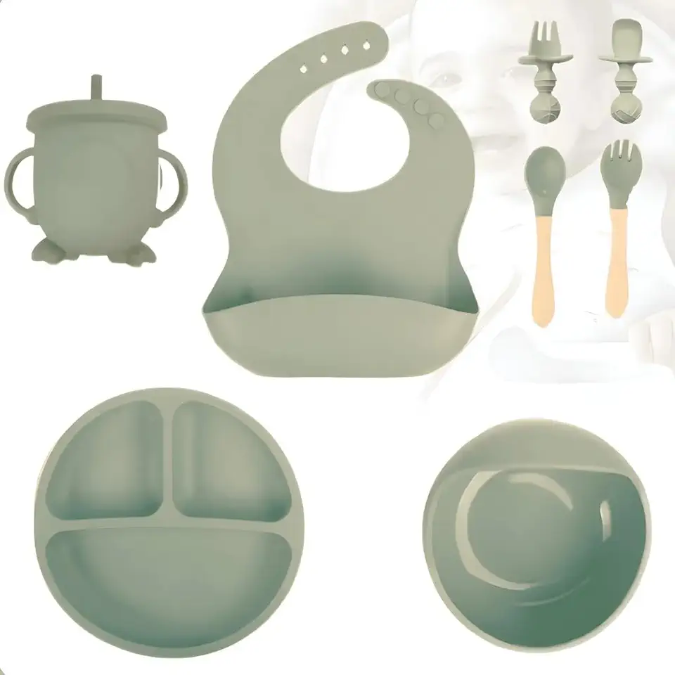Kit Alimentação Bebê em Silicone – Prato C/Ventosa Dividido + Colher, Garfo e Babador Ajustável 6-12 Meses | Livre de BPA e Ftalatos (VERDE CLARO)