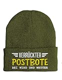 tshirtladen Beanie Mütze mit Spruch Verrückter Postbote bei Wind und Wetter Bestickt Olive Strickmütze weich warm elastisch ideal für Herren im Zustelldienst und Alltag