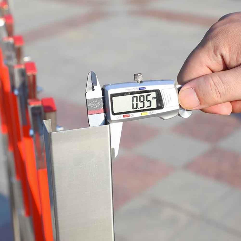 Genérico Barrera de Seguridad metálica Ajustable y Extensible - Puerta móvil Flexible para Cierres de Carreteras, Obras y Eventos, Valla de Tijera Plateada de 1,5 x 5 m, solución Duradera para el con