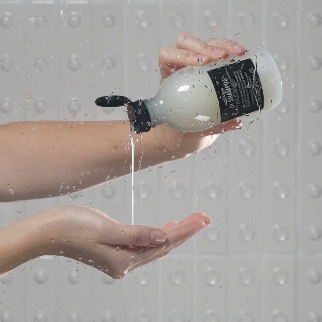 Davines OI All In One Milk, Hair Leave-in Conditioner Multi-Function Spray Treatment - Detangles, Controls Frizz & Heat Protectant - Weightless Antioxidant Roucou Oil Formula