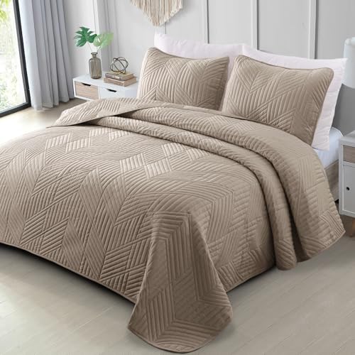 Exclusivo Mezcla California King Quilt Bedding Set, Lightweight Taupe Oversized King Bedspreads Soft Modern Geometric Coverlet Set for All Seasons (1 Quilt and 2 Pillow Shams)