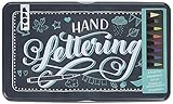 Ein absolutes Must-Have für alle Handlettering Fans. Die hochwertige Metalldose enthält 6 Brush Pens, einen Kalligraphiestift mit zwei Spitzen, einen Bleistift, eine Schablonen mit Schmuckelementen der erfolgreichen Handlettering-Expertin Frau Annika und ein Übungsalphabet.
