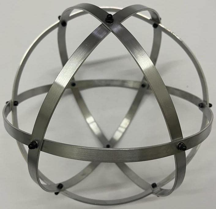 Genesa Crystal in Alluminio Naturale Lucidato, 21cm diametro con fasce larghe 10mm, intrecciate in modo simmetrico e fissate con dadi ciechi neri