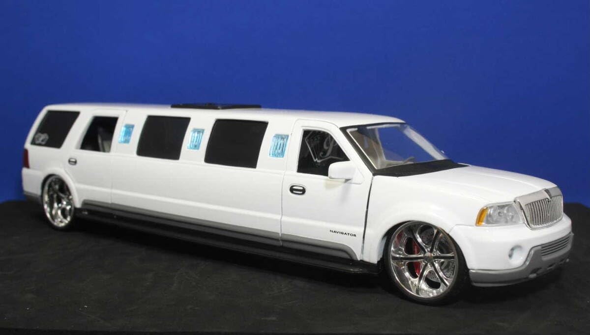 Amazon.co.jp: 1/24 Maisto Lincoln Navigator Limo (White) Opera