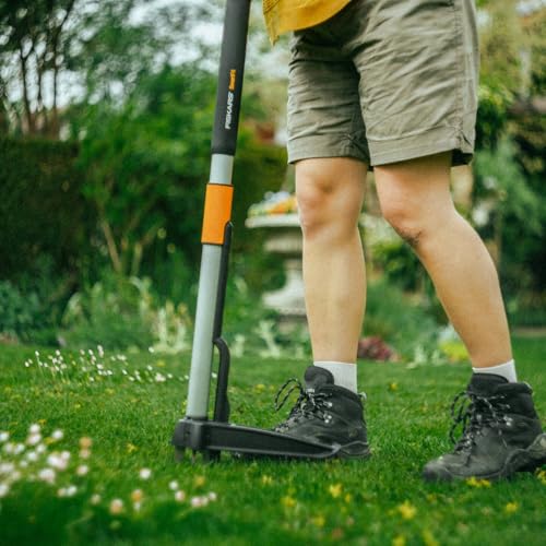 Foto von Fiskars Teleskop-Unkrautstecher, Länge 1 - 1,19 m, Rostfreie Stahl-Arme/Kunststoffgriff, Schwarz/Orange, Smart-Fit, 1020125